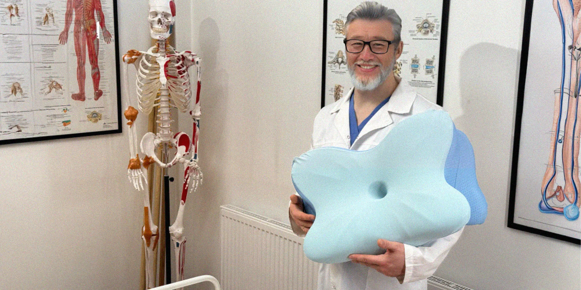 Médico ortopedista apresentando o travesseiro ortopédico NATURALLI
